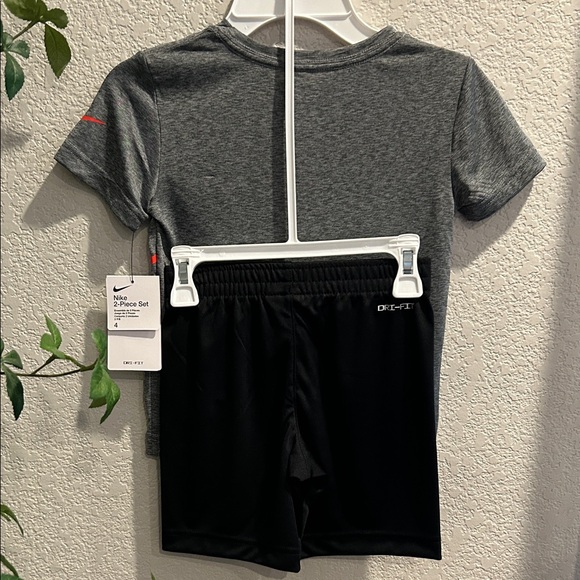 Nike Kids Little Boy Dri-Fit Short Sleeve T-Shirt and Shorts 2 Piece Set - Picture 3 of 4